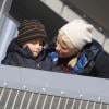 La princesse Mette-Marit de Norvège et ses enfants la princesse Ingrid Alexandra et le prince Sverre Magnus, ainsi que leur labradoodle Milly Kakao, assistaient avec le couple royal aux épreuves de ski nordique comptant pour la Coupe du monde, à Holmenkollen (Oslo), le 17 mars 2013.