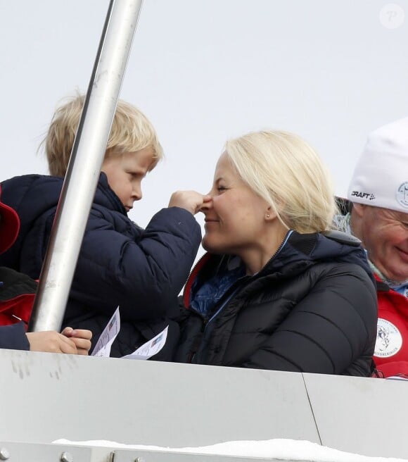 Pas captivé par le sport, le prince Sverre Magnus s'est diverti avec sa maman... La princesse Mette-Marit de Norvège et ses enfants la princesse Ingrid Alexandra et le prince Sverre Magnus, ainsi que leur labradoodle Milly Kakao, assistaient avec le couple royal aux épreuves de ski nordique comptant pour la Coupe du monde, à Holmenkollen (Oslo), le 17 mars 2013.