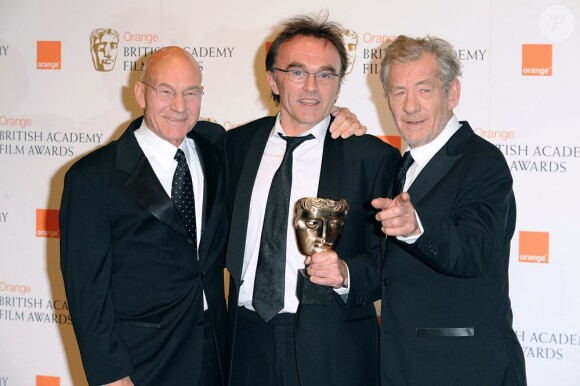 Patrick Stewart et Ian McKellen entour le réalisateur Danny Boyle lors des BAFTA 2009, à Londres.