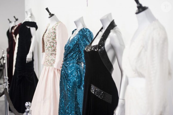 Une dizaine de robes iconiques ayant appartenu à la princesse Diana ont été vendues aux enchères par Kerry Taylor Auctions le 19 mars 2013 à Londres, pour un montant avoisinant 840 000 euros, en-decà des espérances.