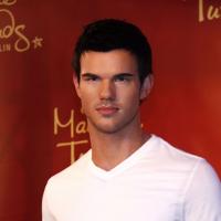 Taylor Lautner : Sexy en blanc virginal, il s'expose à Berlin