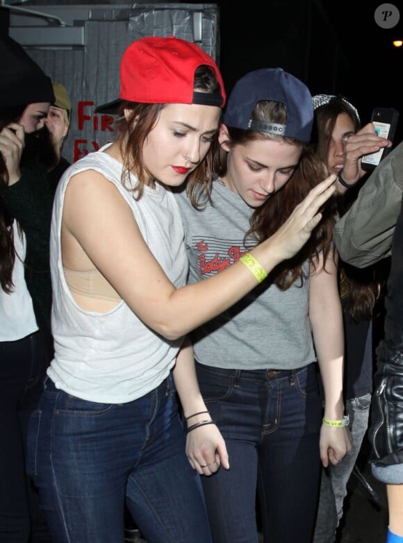 Kristen Stewart escortée par une amie à la sortie du Troubadour à West Hollywood, le 5 mars 2013. Elle a passé la soirée avec Taylor Lautner dans la boîte de nuit.