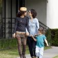 Sara Gilbert et sa compagne la chanteuse Linda Perry avec la fille de Sara, Sawyer, à Beverly Hills le 18 mars 2013.