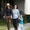 L'actrice et productrice Sara Gilbert et sa compagne Linda Perry avec la fille de Sara, Sawyer, à Beverly Hills le 18 mars 2013.
