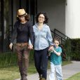 L'actrice et productrice Sara Gilbert et sa compagne Linda Perry avec la fille de Sara, Sawyer, à Beverly Hills le 18 mars 2013.