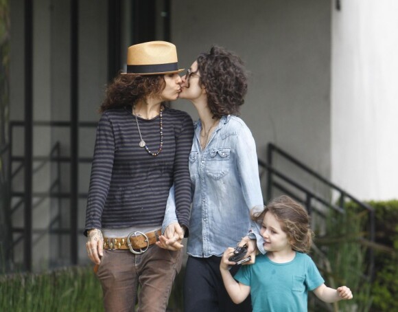 Sara Gilbert et sa compagne Linda Perry avec la fille de Sara, Sawyer, à Beverly Hills le 18 mars 2013.