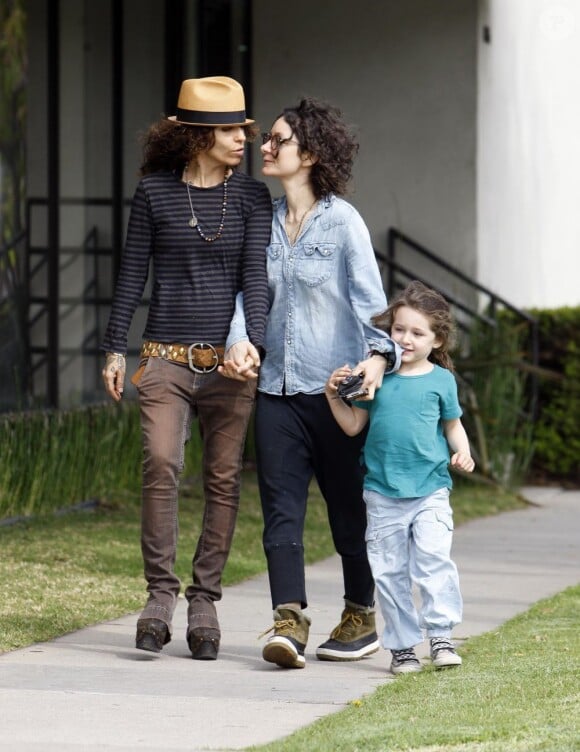 Sara Gilbert et sa compagne Linda Perry avec la fille de Sara à Beverly Hills le 18 mars 2013.