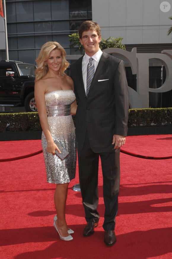 Eli Manning, quarterback des New York Giants, et sa femme Abby aux ESPY Awards en juillet 2008. En mars 2013, le couple annonce qu'il attend son deuxième enfant.