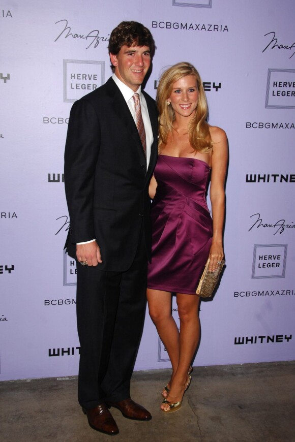 Eli Manning, quarterback des New York Giants, et sa femme Abby en juin 2008. En mars 2013, le couple annonce qu'il attend son deuxième enfant.