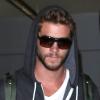 Liam Hemsworth arrivant à l'aéroport de Los Angeles, le mercredi 20 mars 2013.