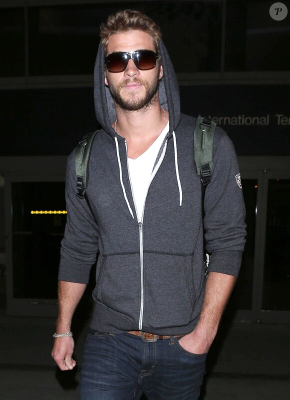 Liam Hemsworth arrivant à l'aéroport de Los Angeles, le mercredi 20 mars 2013.