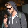 Liam Hemsworth arrivant à l'aéroport de Los Angeles, le mercredi 20 mars 2013.