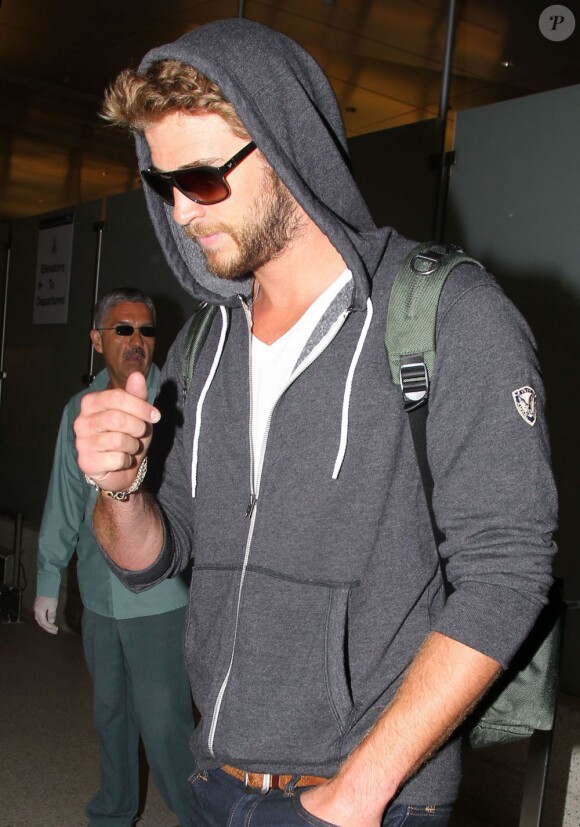 Liam Hemsworth arrivant à l'aéroport de Los Angeles, le mercredi 20 mars 2013.