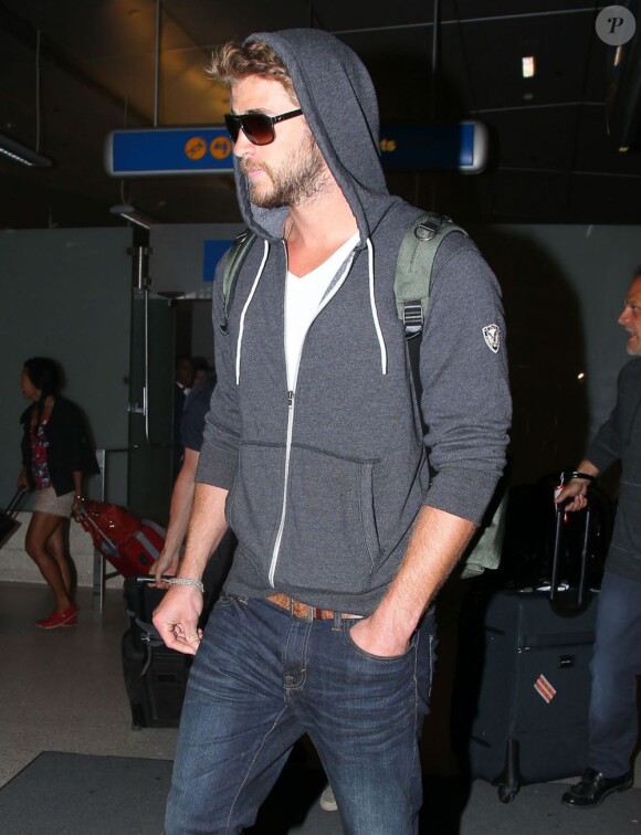Liam Hemsworth arrivant à l'aéroport de Los Angeles, le mercredi 20 mars 2013.