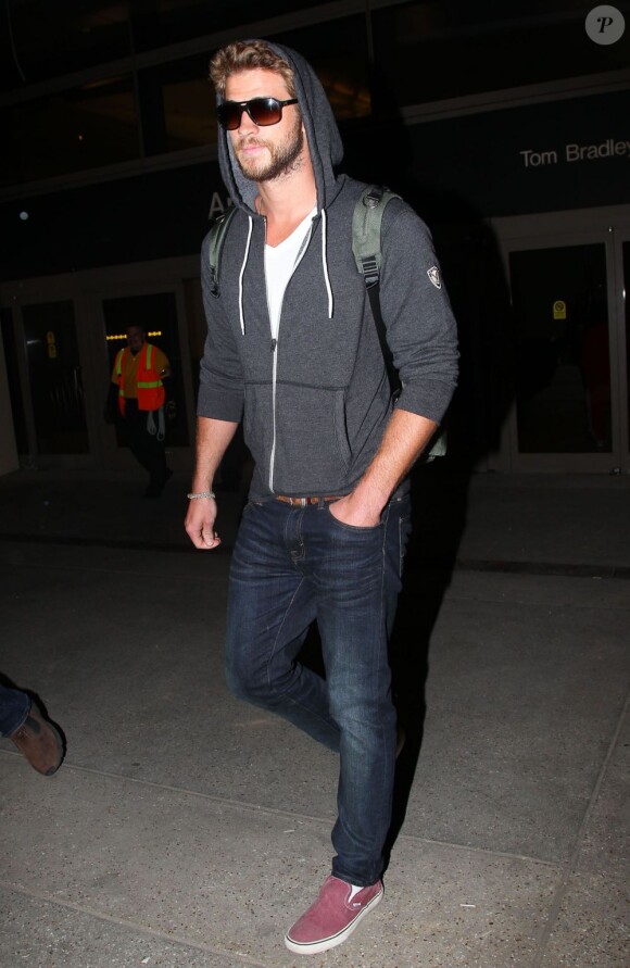 Liam Hemsworth arrivant à l'aéroport de Los Angeles, le mercredi 20 mars 2013.