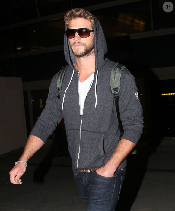 Liam Hemsworth arrivant à l'aéroport de Los Angeles, le mercredi 20 mars 2013.