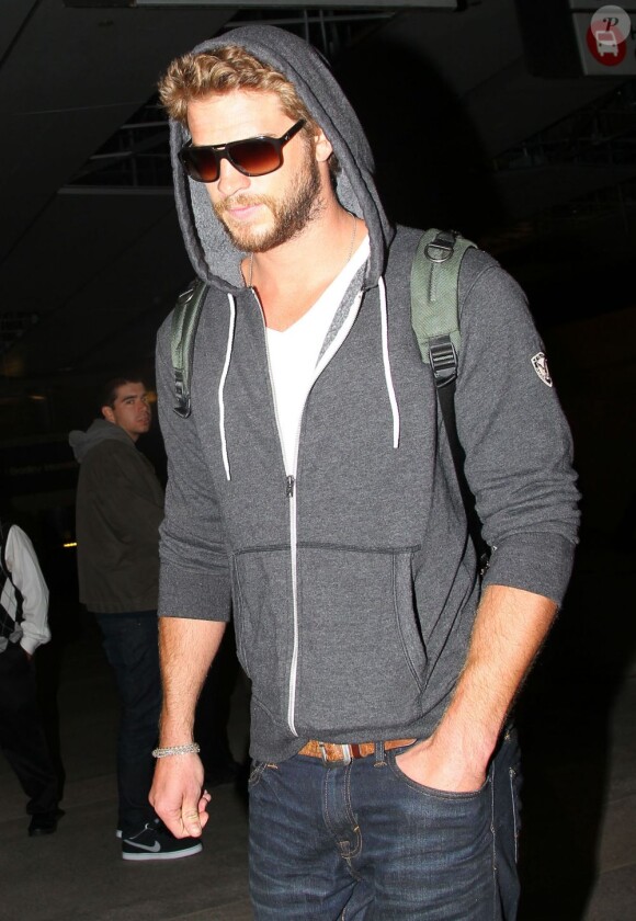 Liam Hemsworth arrivant à l'aéroport de Los Angeles, le mercredi 20 mars 2013.