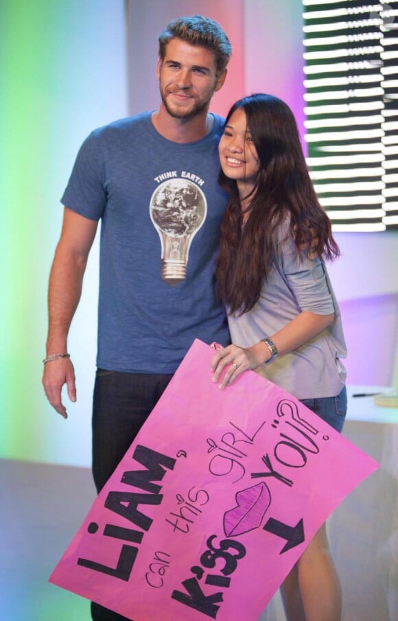 Liam Hemsworth à Manille (Philippines), au Bench Store,  le 15 mars 2013.