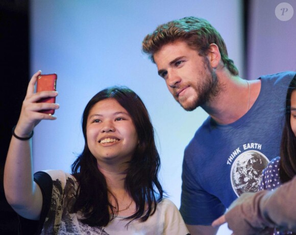 Liam Hemsworth à Manille (Philippines), au Bench Store,  le 15 mars 2013.