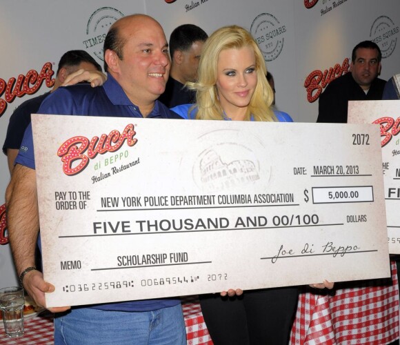 Jenny McCarthy et le gagnant au National Ravioli Day Pasta Eating Contest à New York, le 20 mars 2013.