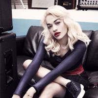 Rita Ora plus glamour que jamais en égérie Superga
