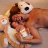 Le journaliste Perez Hilton a partagé d'adorables clichés de lui et de son fils Perez Jr sur son site officiel, le 21 mars 2013.
