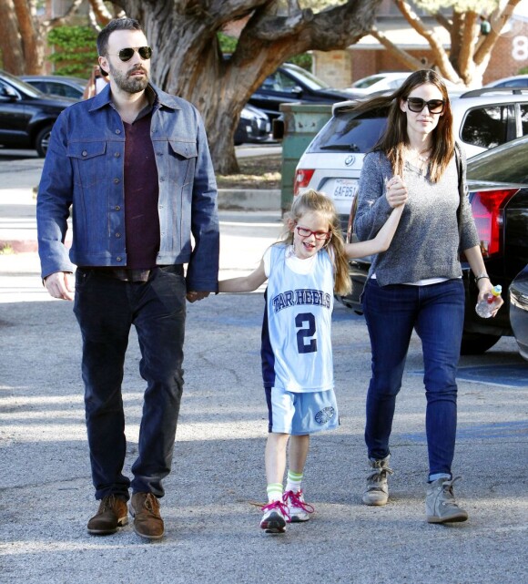 Ben Affleck et Jennifer Garner en compagnie de leur fille Violet dans les rues de Brentwood, le 21 mars 2013.