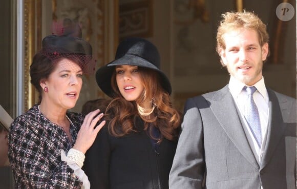 La princesse Caroline de Hanovre, sa fille Charlotte Casiraghi et son fils Andrea Casiraghi le 19 novembre 2012 au balcon du palais lors de la Fête nationale.
