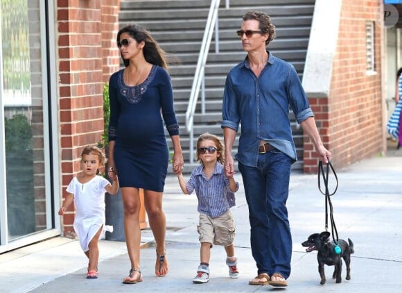 Matthew McConaughey avec sa femme Camila Alves, enceinte, et leurs enfants Levi et Vida, dans les rues de New York, le 26 août 2012.