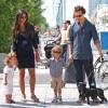 Matthew McConaughey avec sa femme Camila Alves, enceinte, et leurs enfants Levi et Vida, à New York, le 26 août 2012.