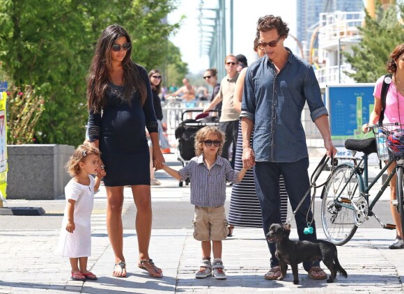 Matthew McConaughey avec sa femme Camila Alves, enceinte, et leurs enfants Levi et Vida, à New York, le 26 août 2012.