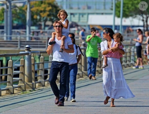 Matthew McConaughey et sa femme Camila Alves, enceinte, avec ses enfants Levi et Vida, à New York le 22 juillet 2012.