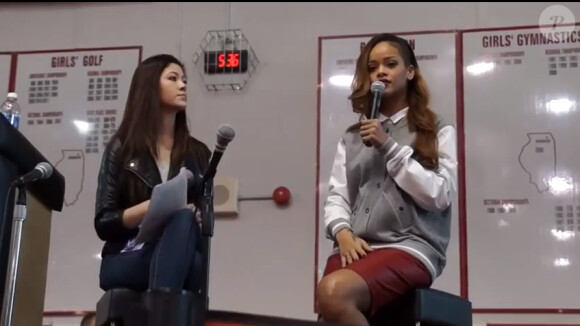 Rihanna, radieuse, le 22 mars 2013, au lycée Barrington de Chicago.