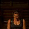 Katee Sachkoff montre ses muscles pour Riddick : Dead Man Stalking.