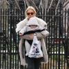 Sienna Miller et sa fille Marlowe se promènent dans les rues de Manhattan à New York, le 22 mars 2013.