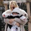Sienna Miller dans les rues de Manhattan à New York avec sa fille Marlowe, le 22 mars 2013.