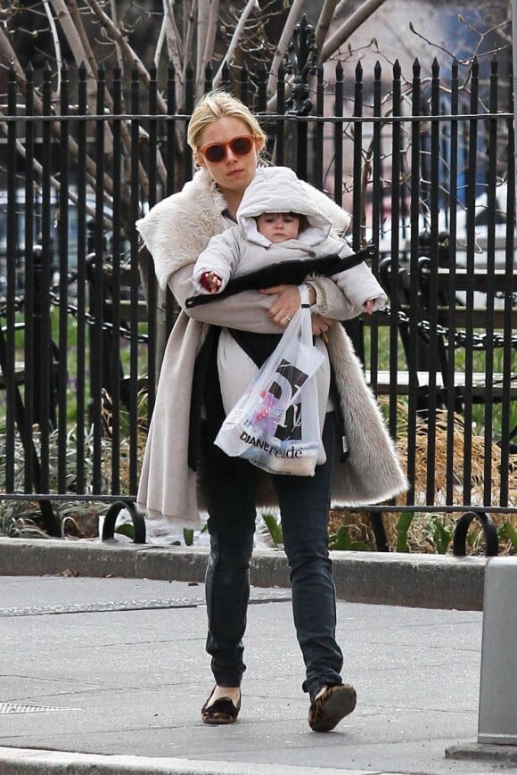 Sienna Miller et sa fille Marlowe dans les rues de Manhattan à New York, le 22 mars 2013.