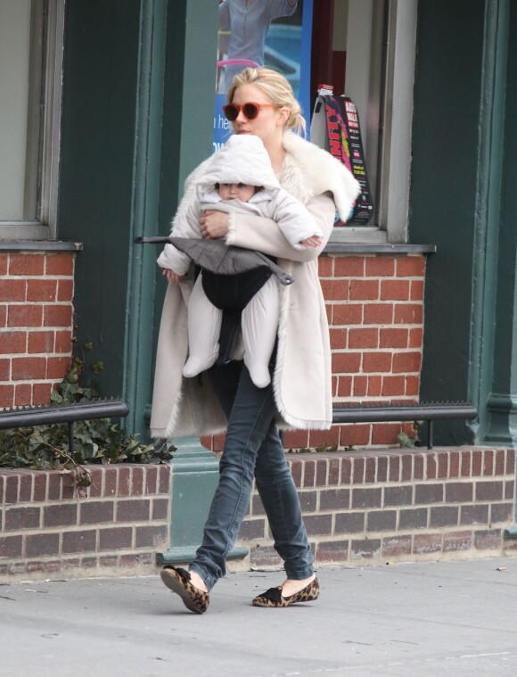 Sienna Miller et sa fille Marlowe à Manhattan, le 22 mars 2013.