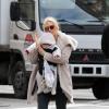 Sienna Miller et sa fille Marlowe se balandent dans les rues de Manhattan à New York, le 22 mars 2013.