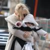 Sienna Miller et sa fille Marlowe se promènent dans les rues de Manhattan à New York, le 22 mars 2013.