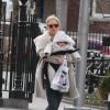 Sienna Miller et sa fille Marlowe se promènent dans les rues de Manhattan à New York, le 22 mars 2013.