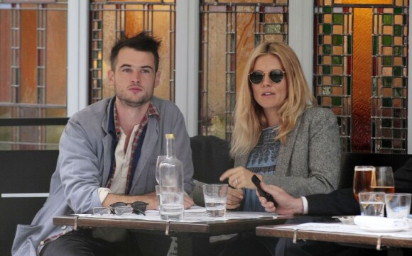 Sienna Miller et son fiancé Tom Sturridge à la terrasse d'un café à Soho à Londres, le 30 mars 2012.