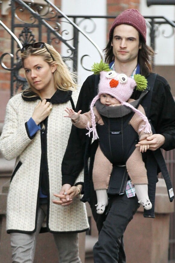 Sienna Miller avec son fiancé Tom Sturridge et leur fille Marlowe à New York City, le 9 mars 2013.