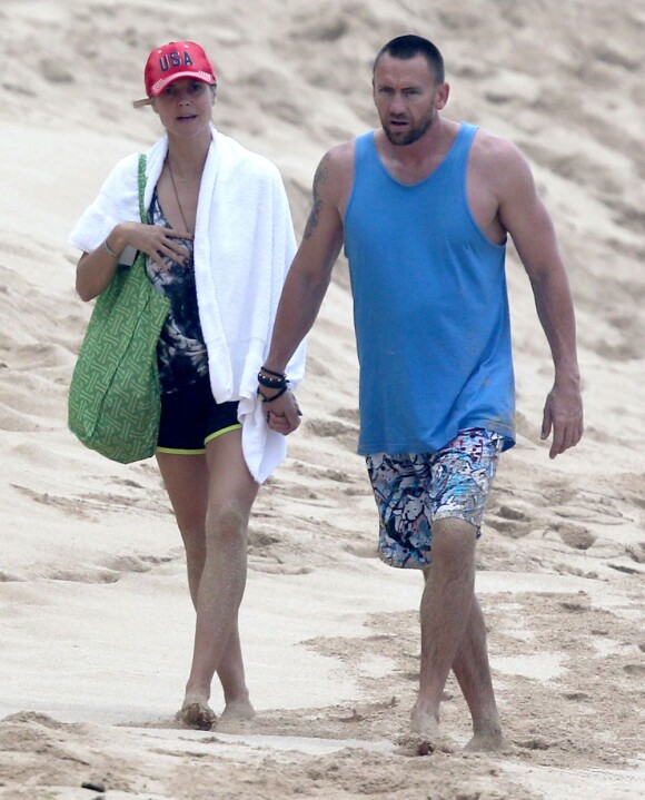 Heidi Klum et son petit ami Martin Kirsten passent la matinée sur la plage à Hawaii, le 25 mars 2013.