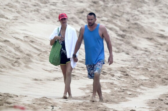 Heidi Klum et son amoureux Martin Kirsten et ses enfants Leni et Johan passent la matinée sur la plage à Hawaii, le 25 mars 2013.