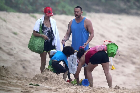Heidi Klum, son petit ami Martin Kirsten et ses enfants Leni et Johan passent la matinée sur la plage à Hawaii, le 25 mars 2013.