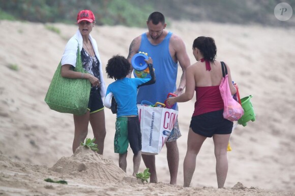 Heidi Klum et son petit ami Martin Kirsten et ses enfants Leni et Johan passent la matinée sur la plage à Hawaii, le 25 mars 2013.