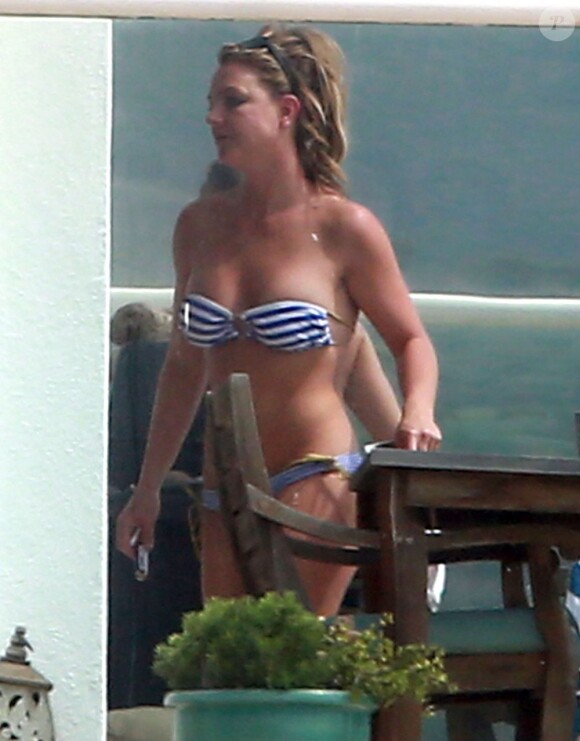 Britney Spears profite du soleil au bord d'une piscine chez des amis, après avoir déjeuné au Cafe Habana à Malibu, le 25 mars 2013.