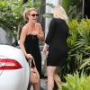 Britney Spears rejoint des amis après avoir déjeuné au Cafe Habana à Malibu, le 25 mars 2013.