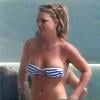 Britney Spears, au top, profite du soleil en maillot de bain et en fumant quelques cigarettes, au bord d'une piscine chez des amis, après avoir déjeuné au Cafe Habana à Malibu, le 25 mars 2013.